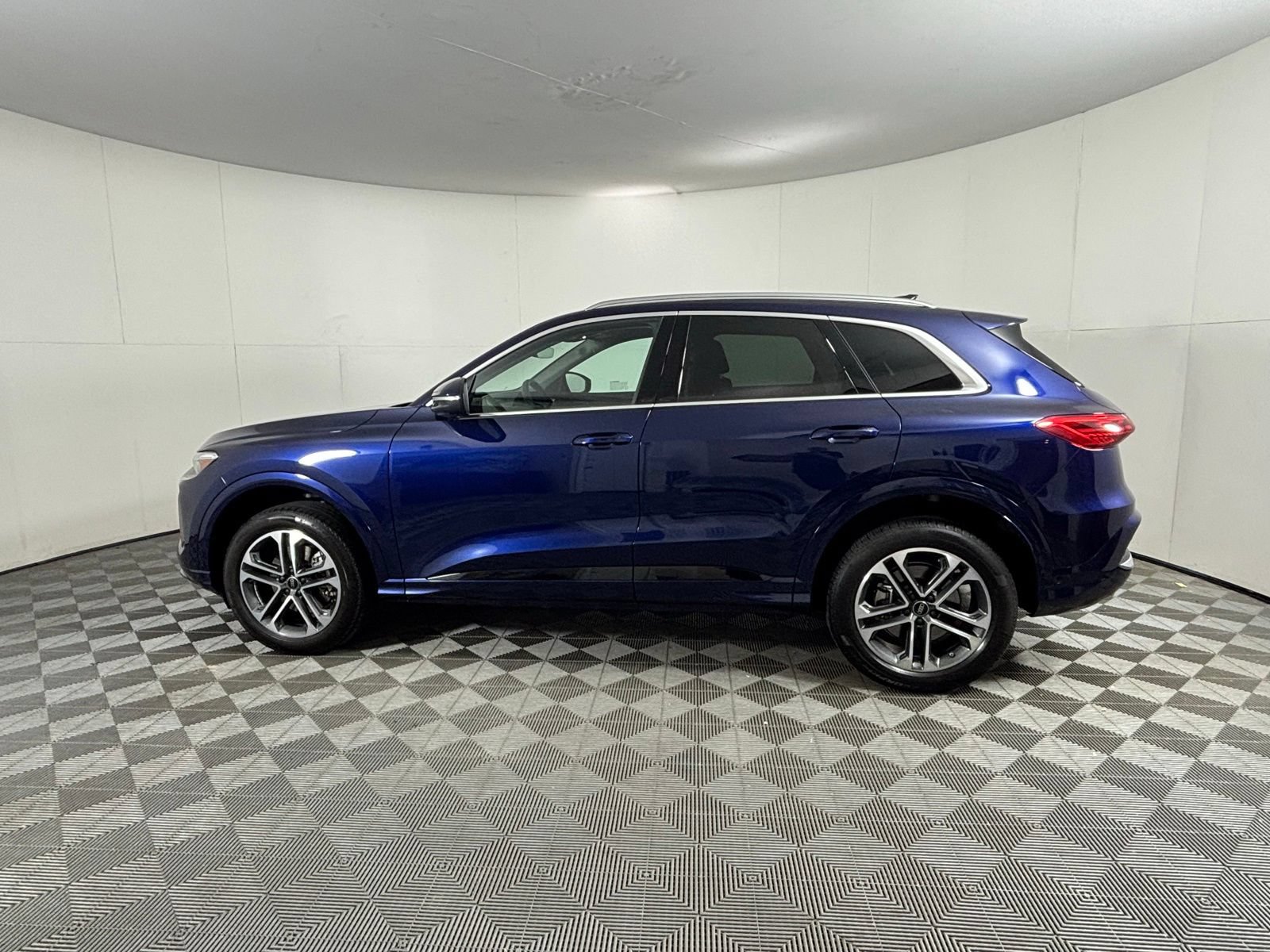 Used 2025 Audi Q5 Premium Plus w/ Premium Plus AWD/4WD image 5