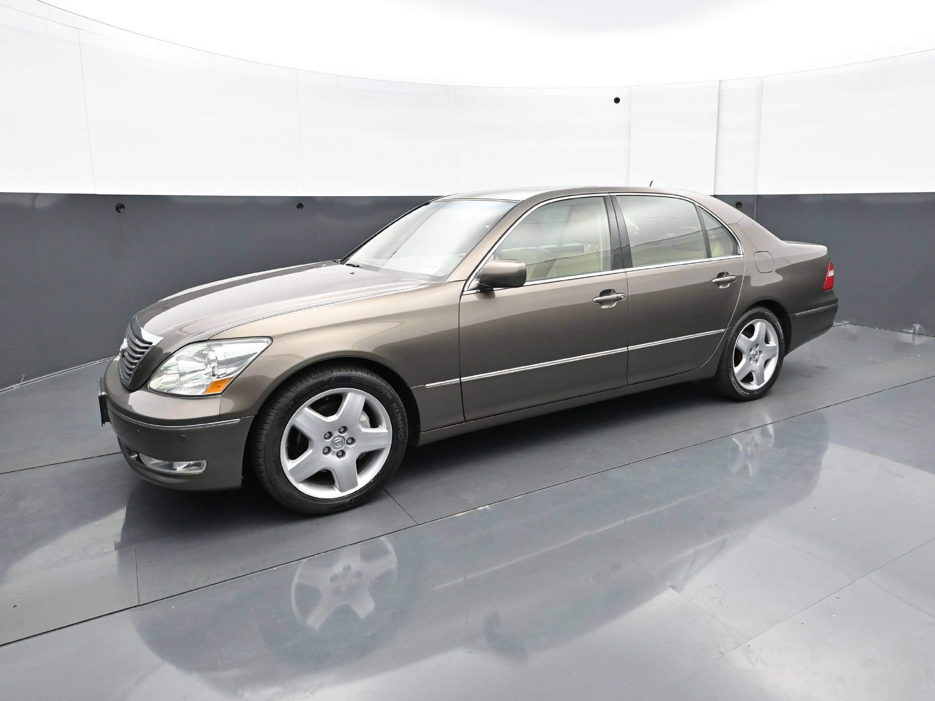Used 2005 Lexus LS 430 RWD image 2