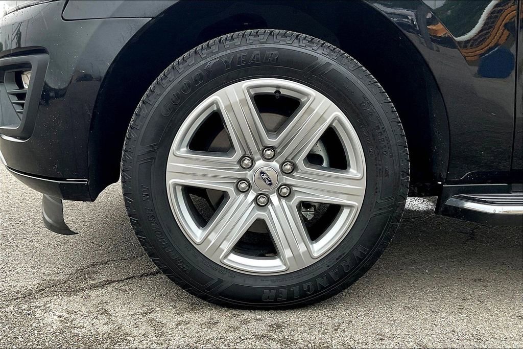 Used 2020 Ford Expedition XLT w/ Equipment Group 202A AWD/4WD image 8