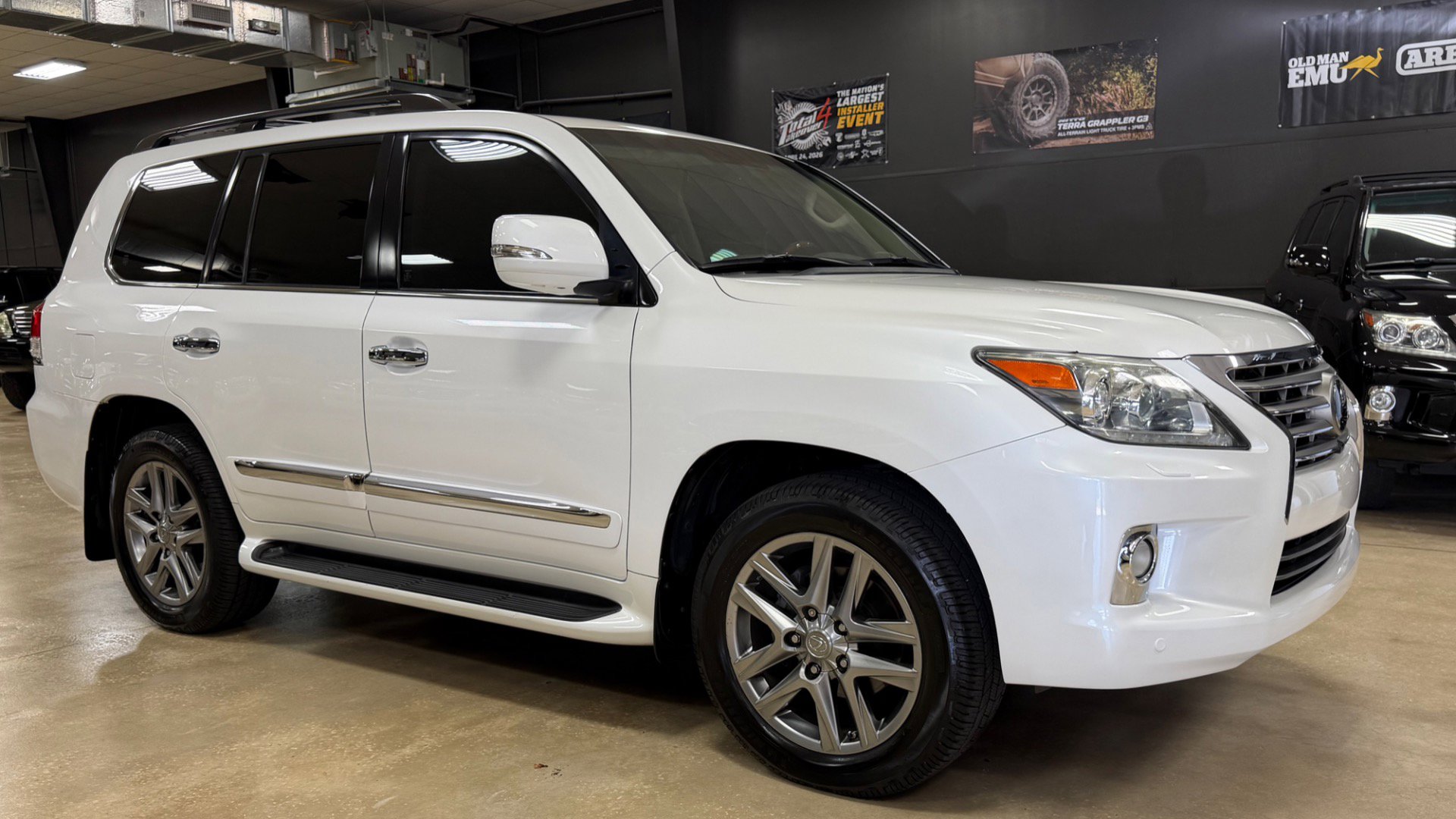Used 2013 Lexus LX 570 4WD w/ Luxury Pkg w/Pre-crash image 5