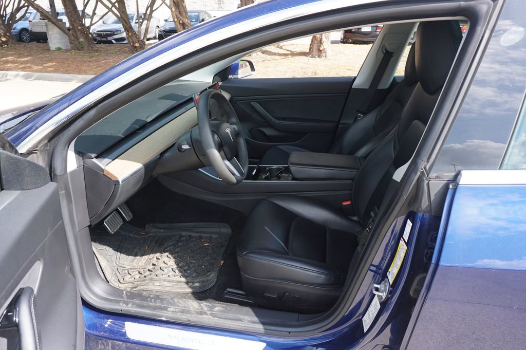 Used 2019 Tesla Model 3 Standard Range RWD image 2
