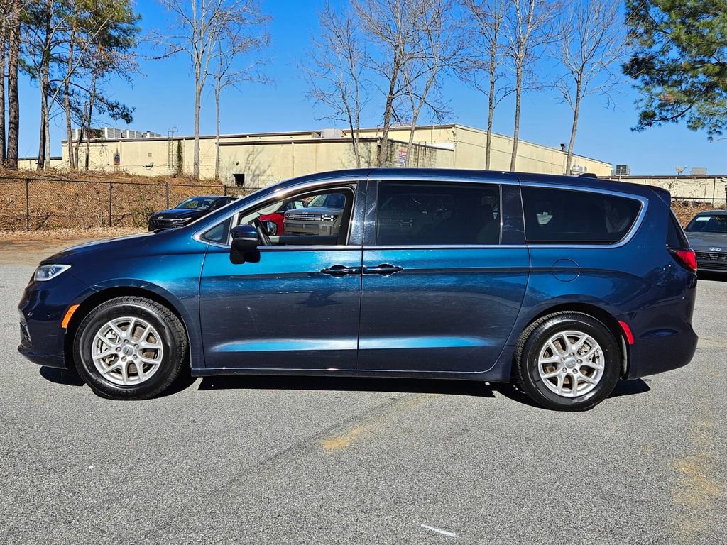 Used 2023 Chrysler Pacifica Touring-L image 4