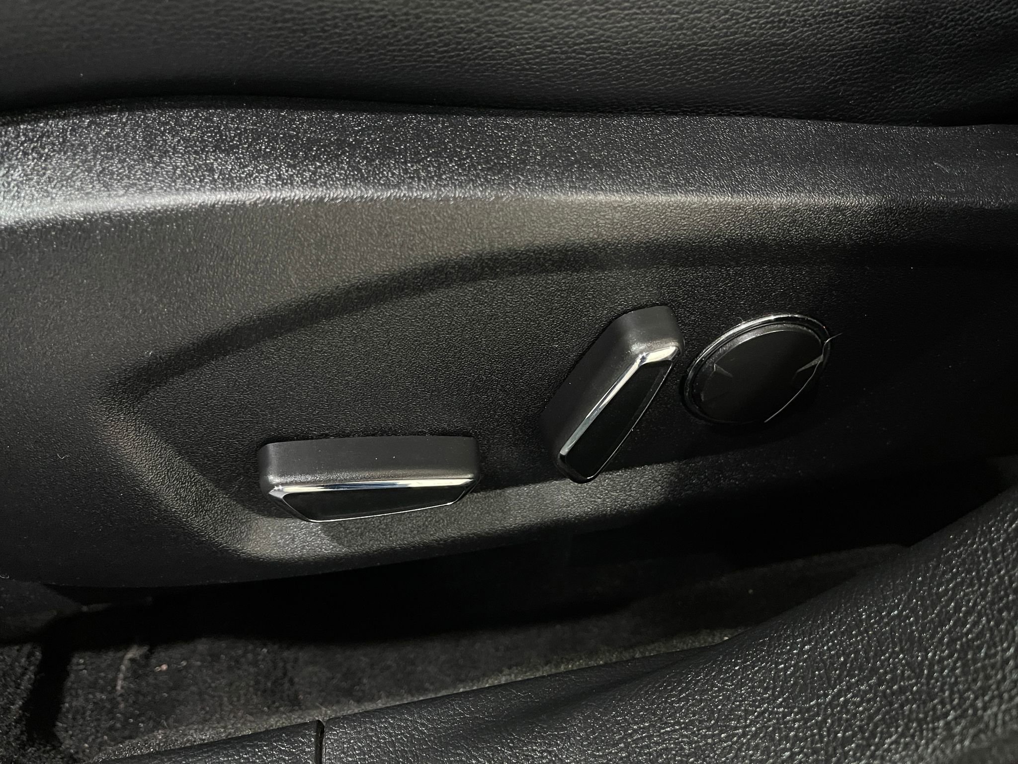 Used 2019 Ford Fusion SEL FWD image 16