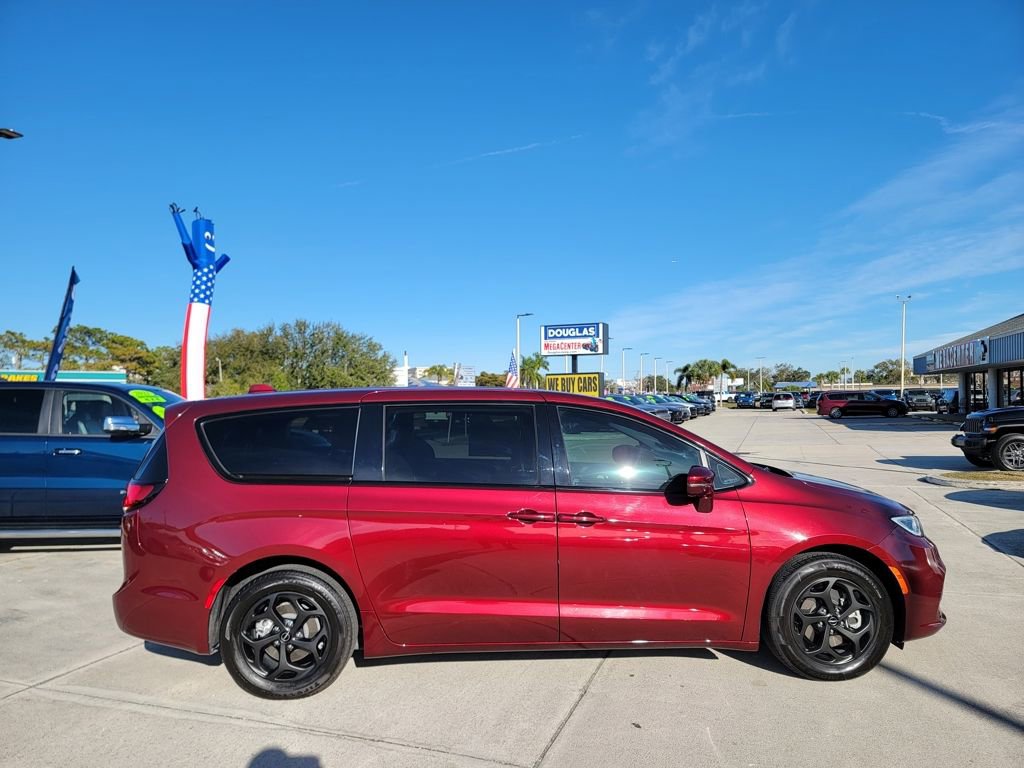 Used 2022 Chrysler Pacifica Touring-L w/ S Appearance Package image 6