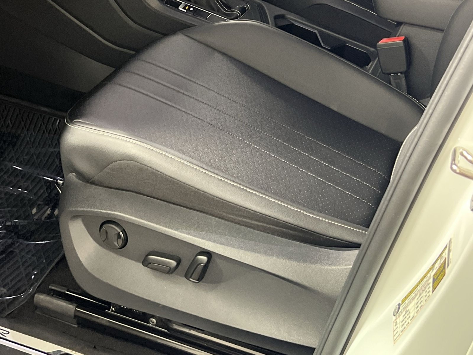 Used 2024 Volkswagen Tiguan SE R-Line FWD image 14