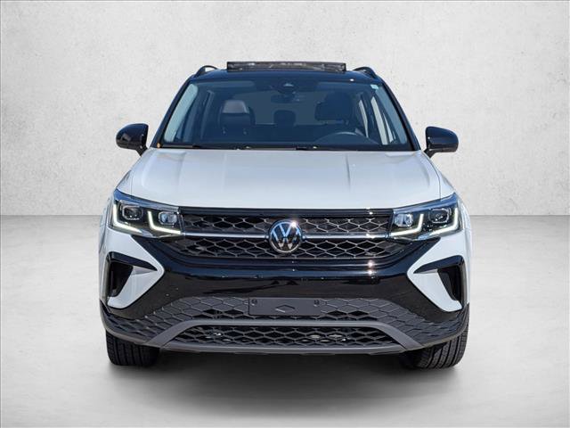 Used 2024 Volkswagen Taos SE image 2