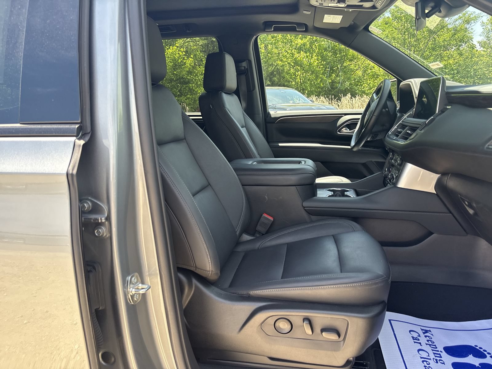 Used 2024 Chevrolet Tahoe Z71 w/ Luxury Package AWD/4WD image 25