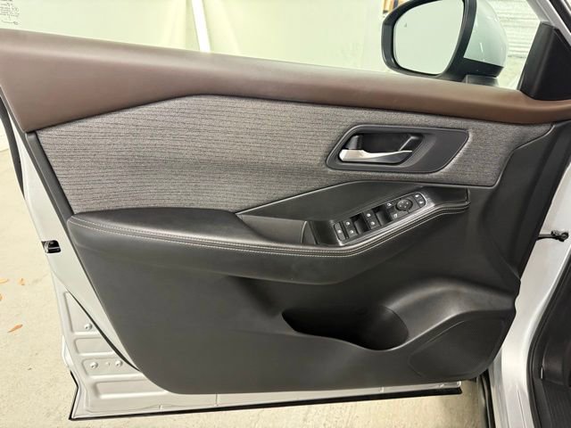 Used 2022 Nissan Rogue SV image 11