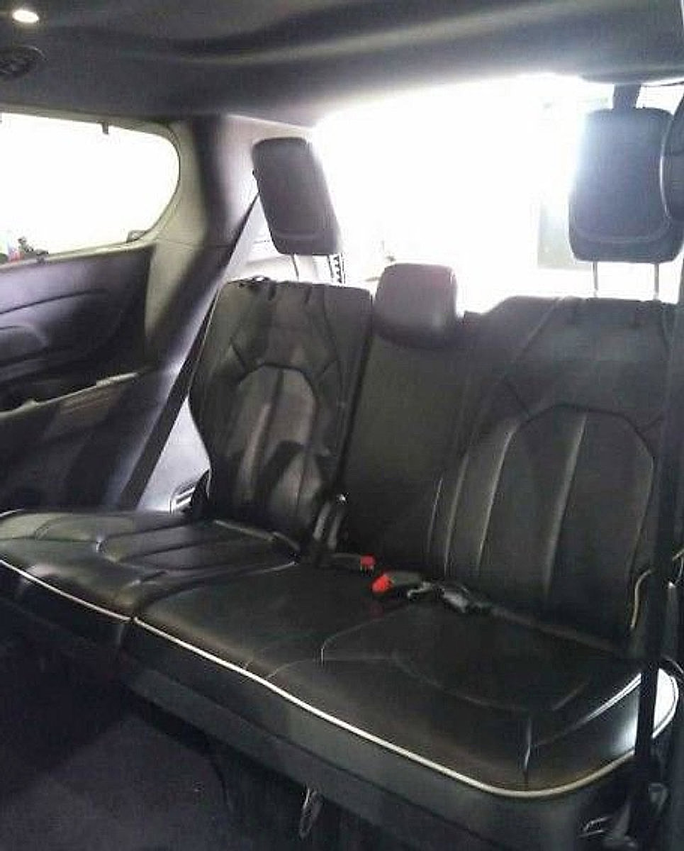 Used 2025 Chrysler Pacifica Limited image 12