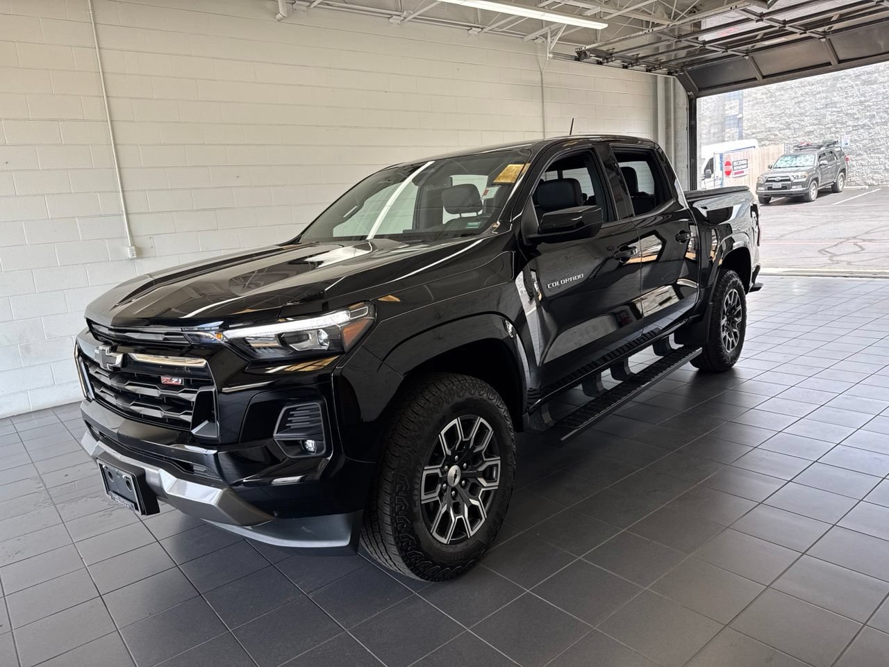 Used 2023 Chevrolet Colorado Z71 w/ Z71 Convenience Package 2 AWD/4WD image 4