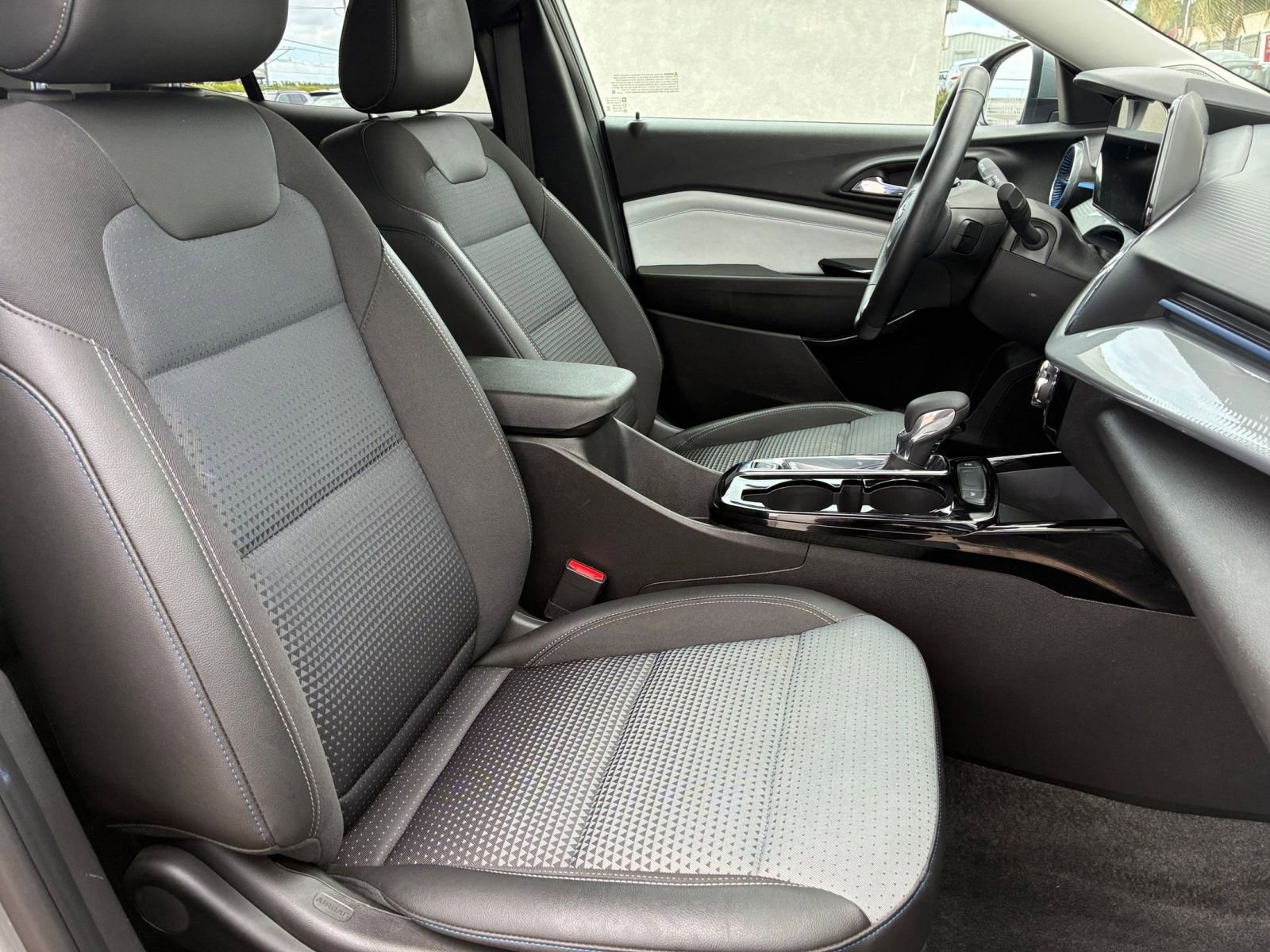 Used 2025 Chevrolet Trax LT w/ LT Convenience Package FWD image 35