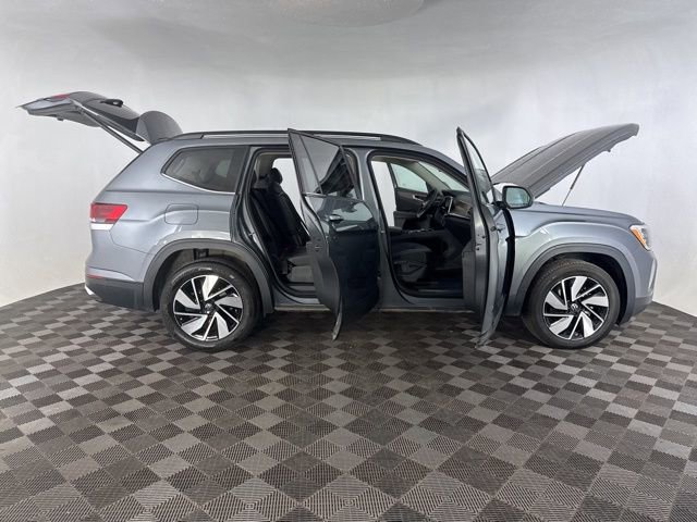 Used 2025 Volkswagen Atlas SE image 16