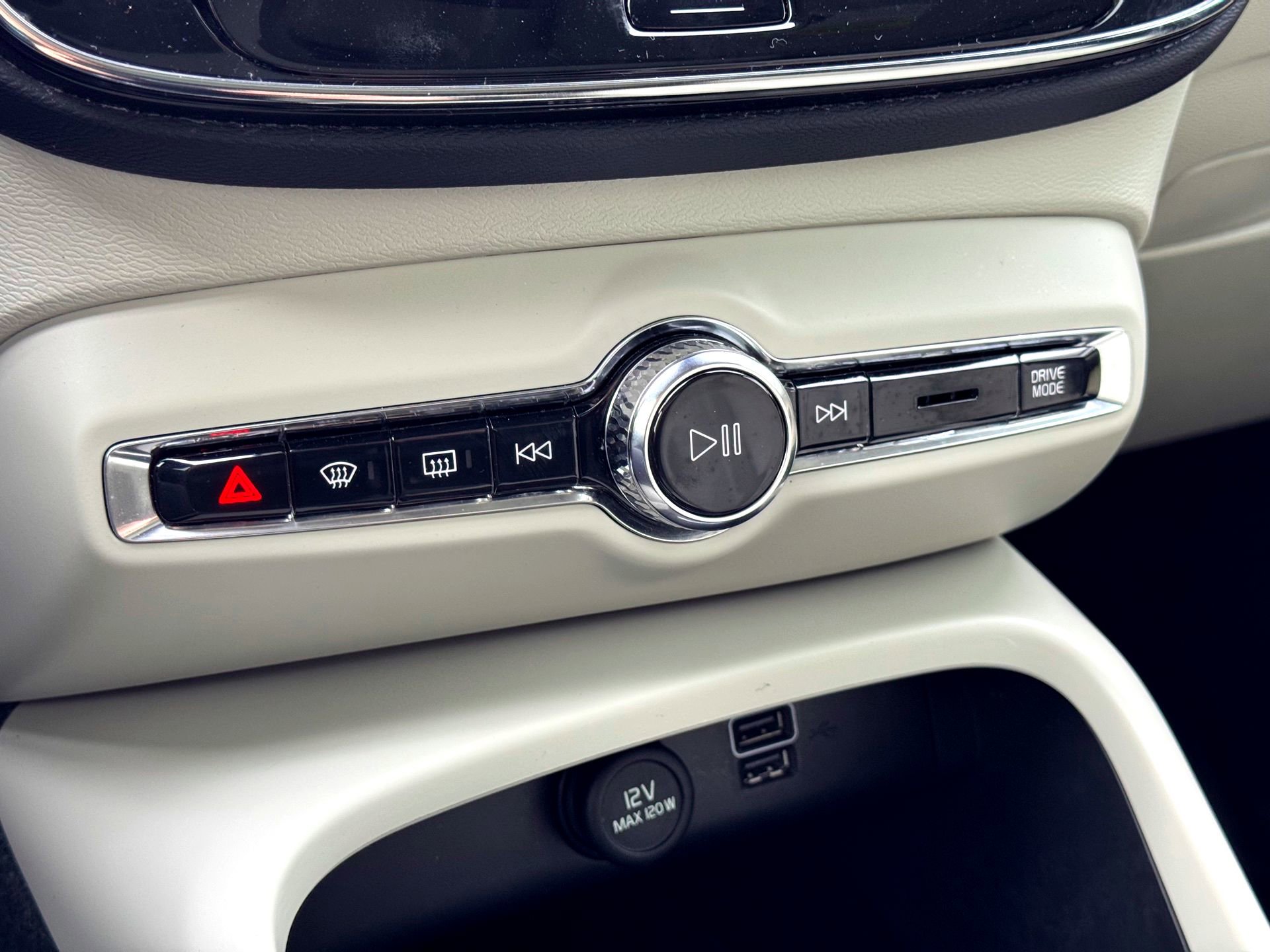 Used 2022 Volvo XC40 T5 Momentum w/ Premium Package image 27