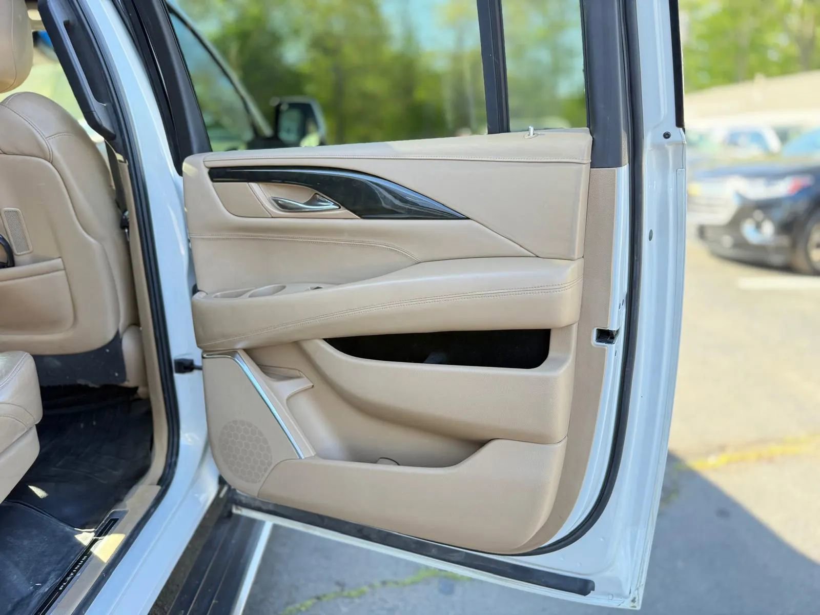 Used 2018 Cadillac Escalade ESV Platinum AWD/4WD image 36