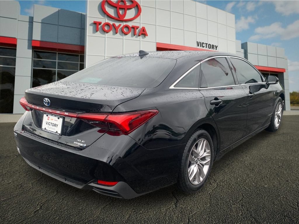 Used 2022 Toyota Avalon XLE w/ Moonroof Package FWD image 3