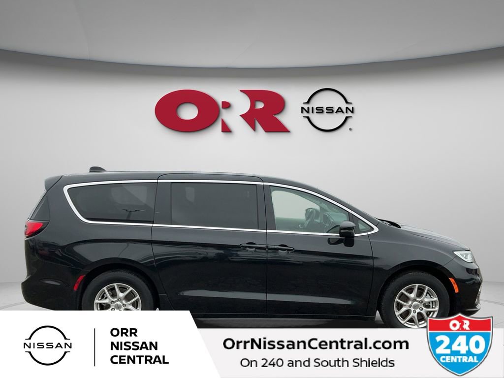 Used 2023 Chrysler Pacifica Touring-L FWD image 4