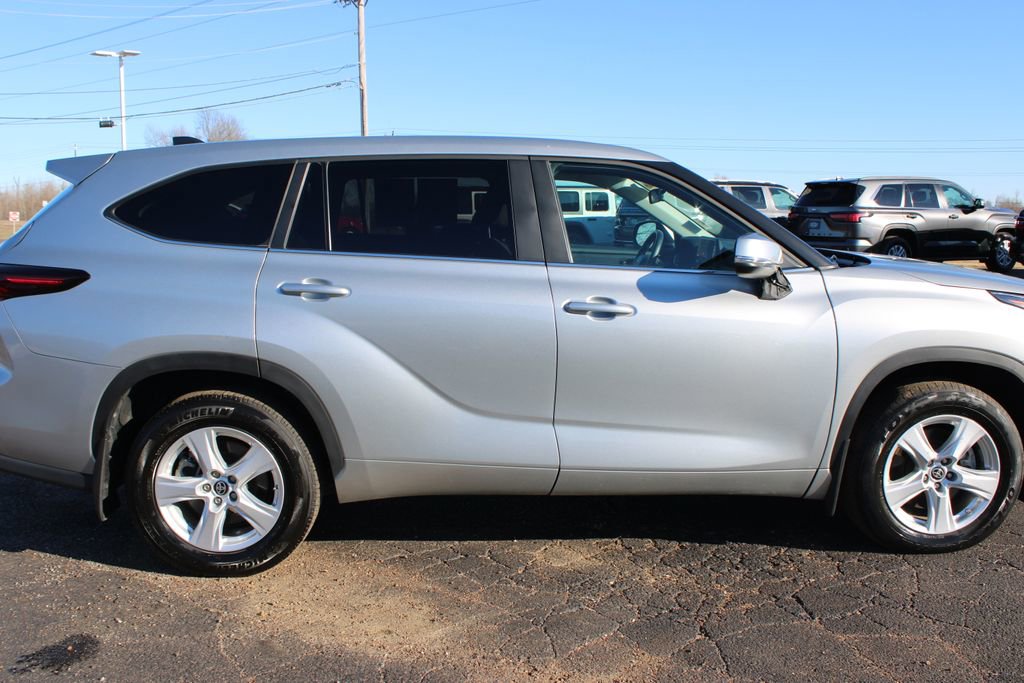 Used 2024 Toyota Highlander LE image 11