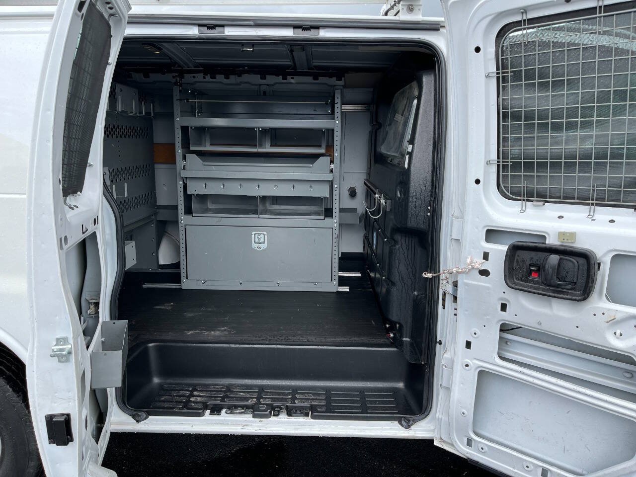 Used 2018 Chevrolet Express 2500 w/ Driver Convenience Package RWD image 18