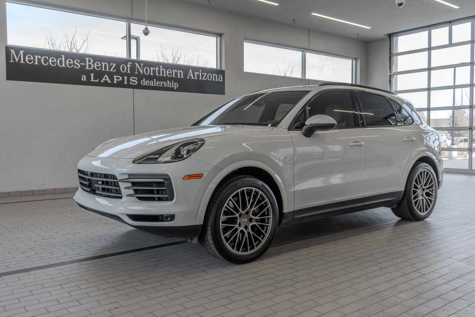 Used 2023 Porsche Cayenne Platinum Edition image 3