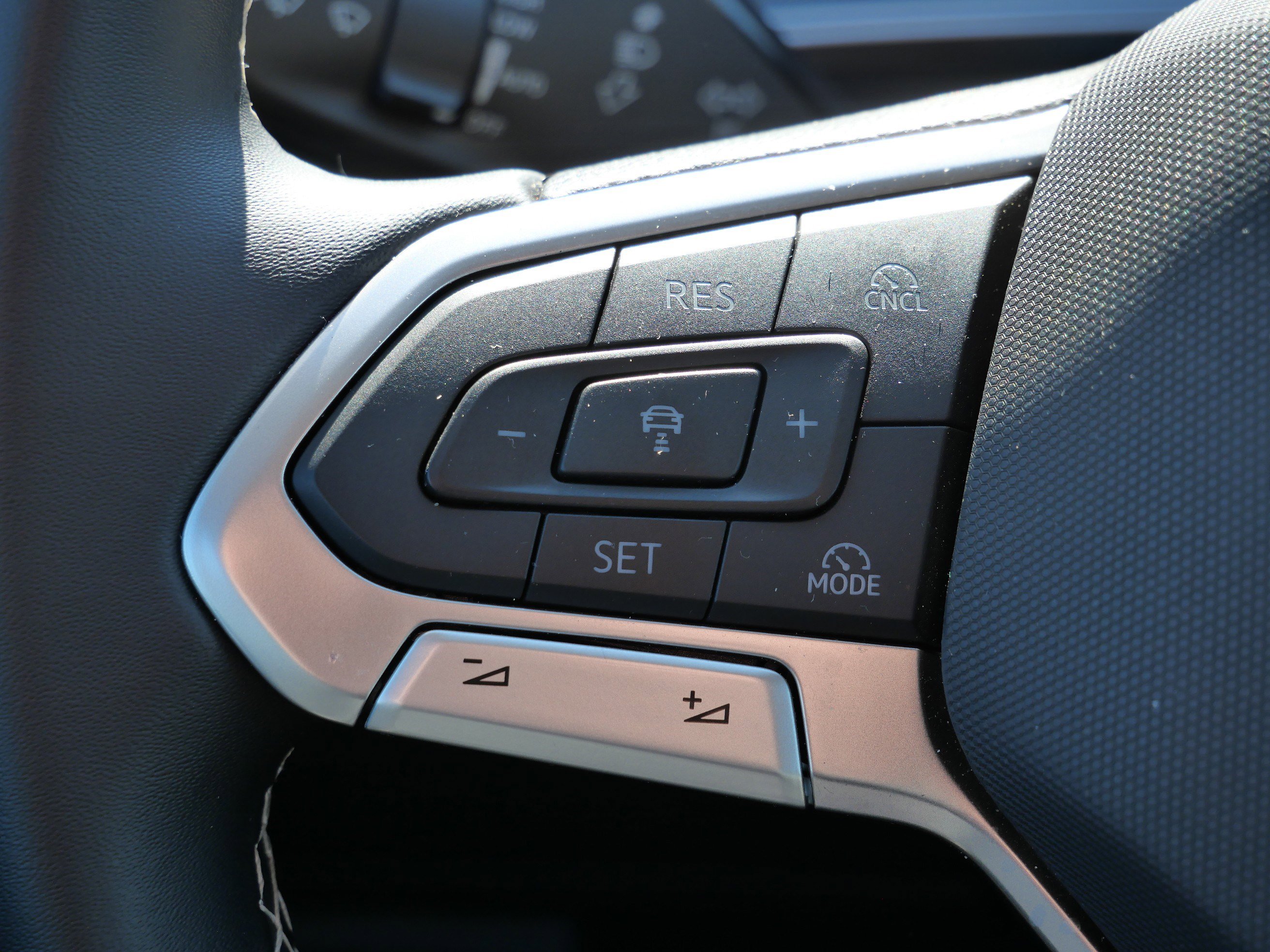 Certified 2025 Volkswagen Tiguan SE image 34