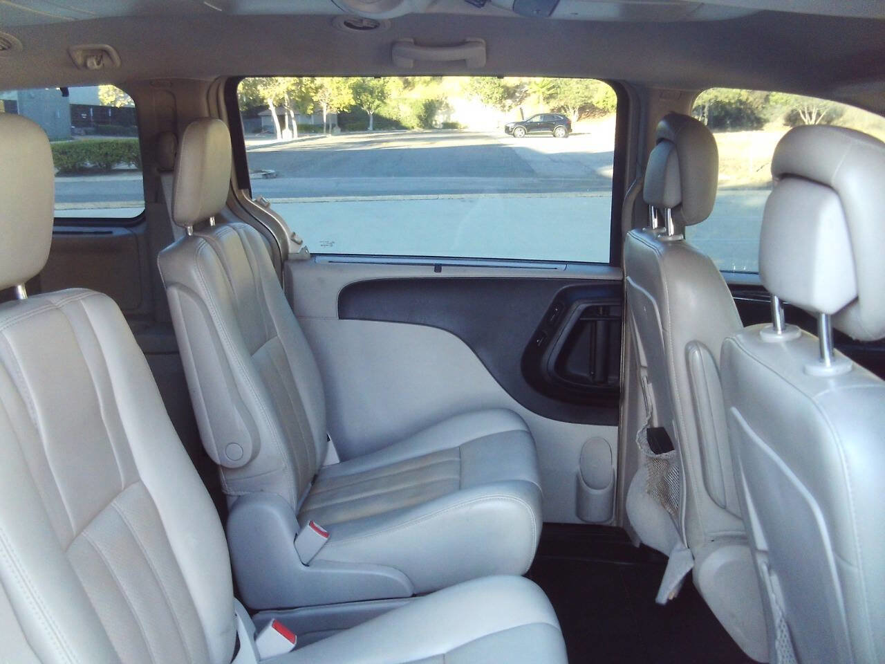 Used 2012 Chrysler Town & Country Touring-L w/ Entertainment Group #2 image 22