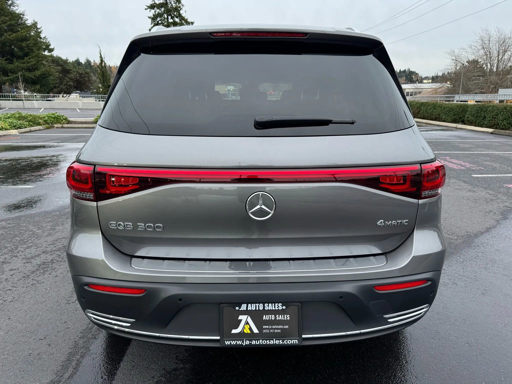 Used 2023 Mercedes-Benz EQB 300 4MATIC w/ Exclusive Package image 9