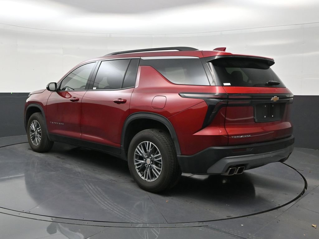 Used 2025 Chevrolet Traverse LT FWD image 3