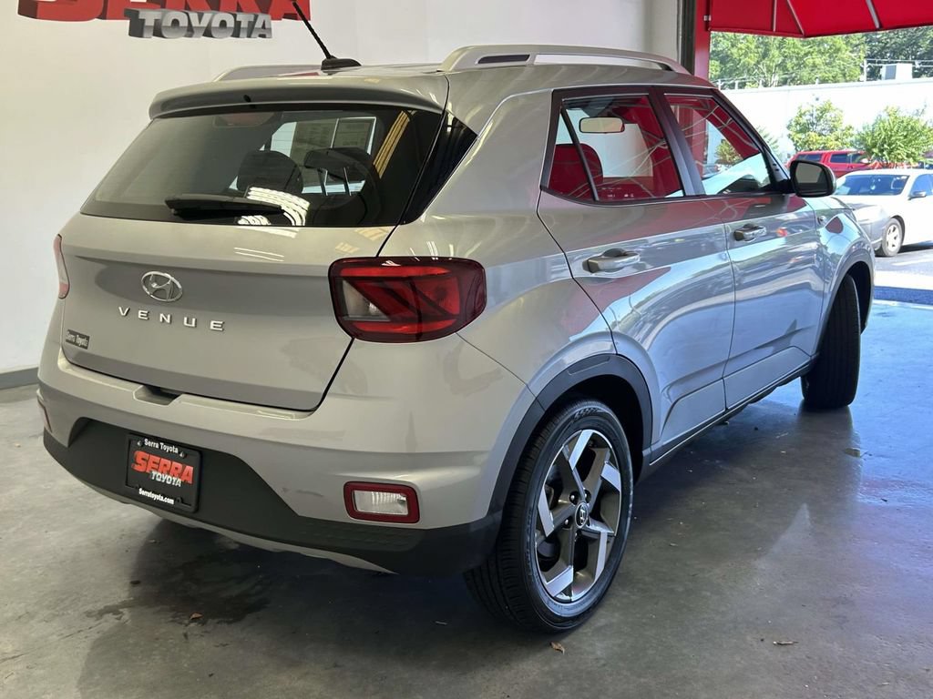 Used 2025 Hyundai Venue SEL FWD image 3