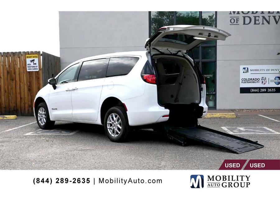 Used 2023 Chrysler Voyager LX image 1