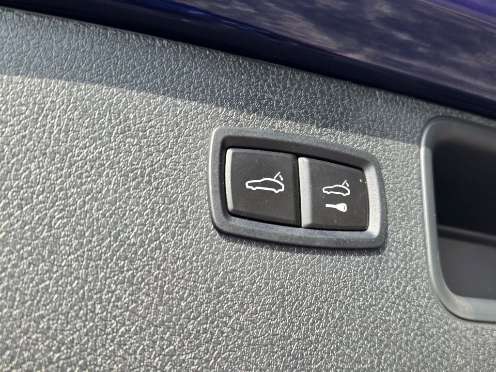 Certified 2025 Porsche Macan image 16