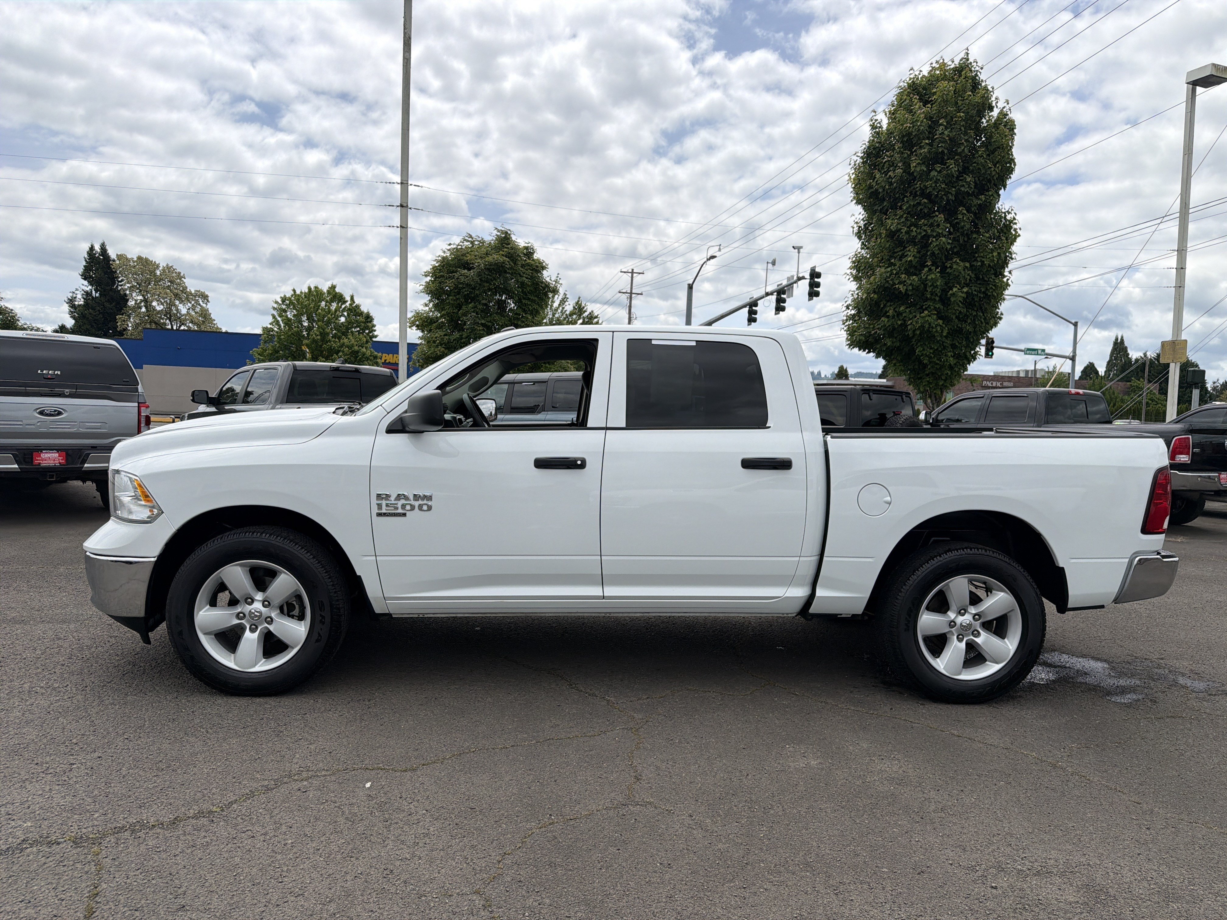 Used 2022 RAM 1500 Classic SLT AWD/4WD image 2