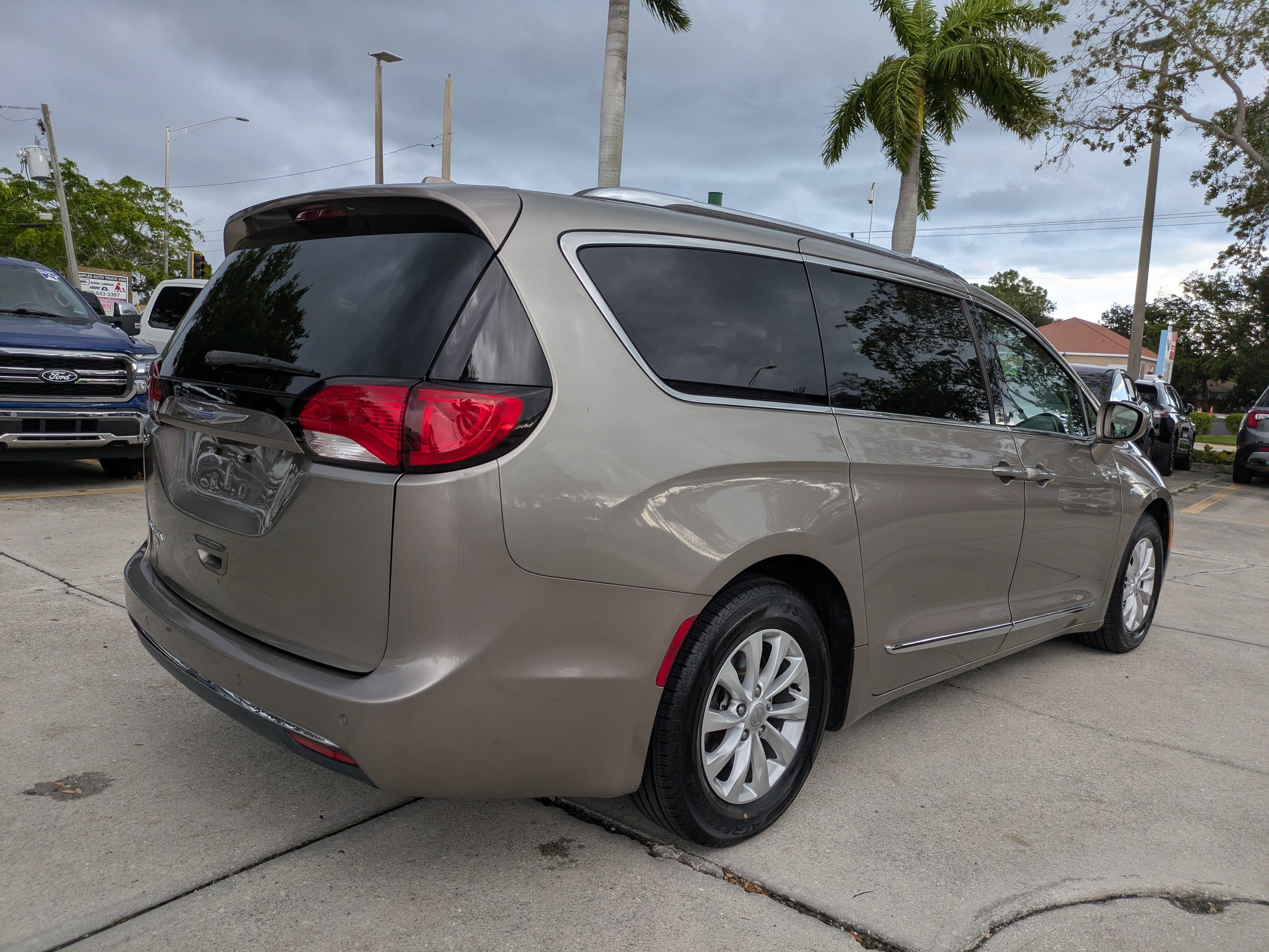 Used 2018 Chrysler Pacifica Touring-L FWD image 4