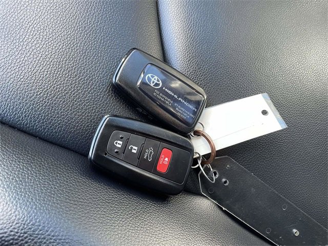 Used 2023 Toyota Highlander XLE image 34