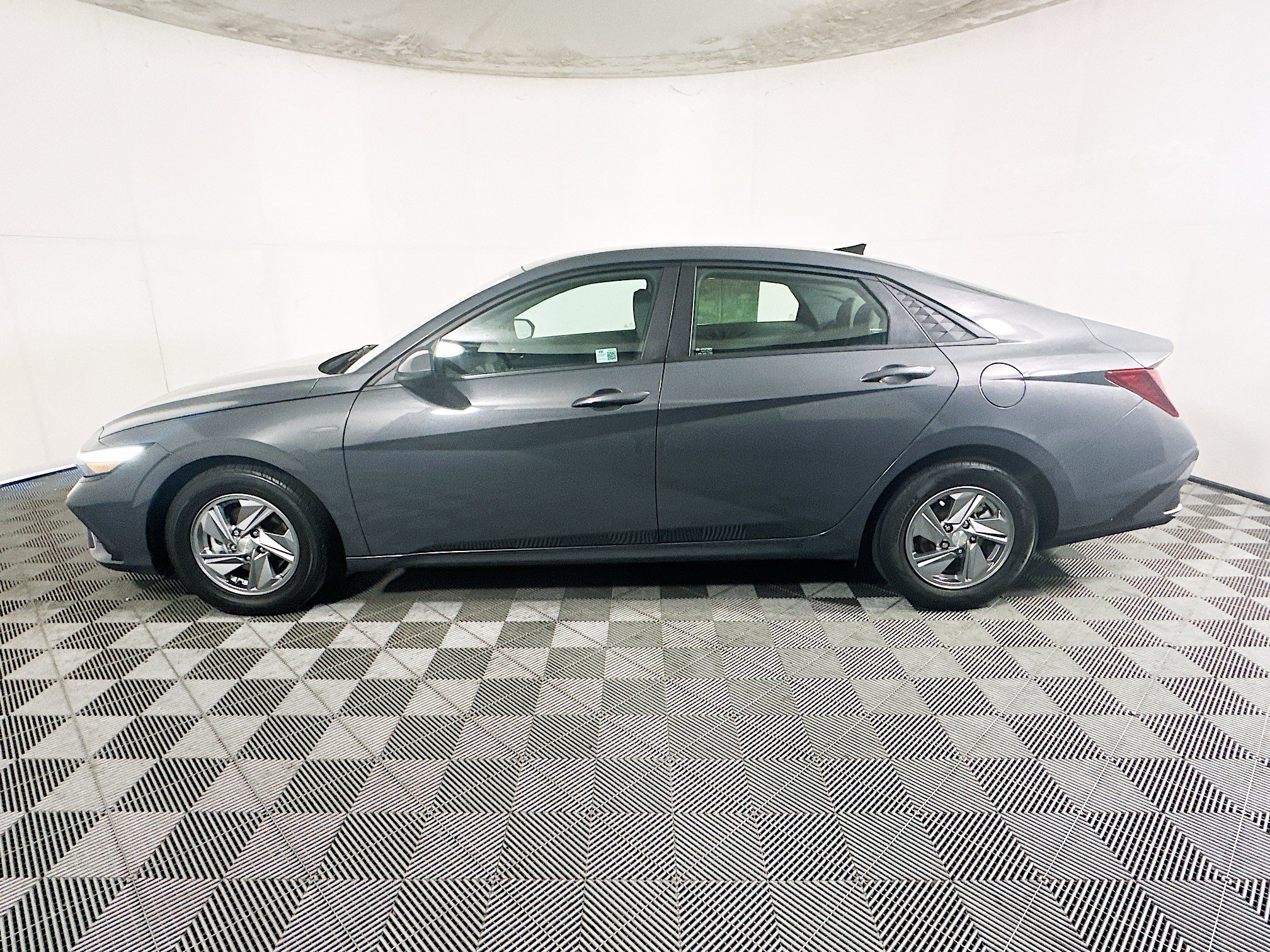 Used 2024 Hyundai Elantra SE FWD image 6