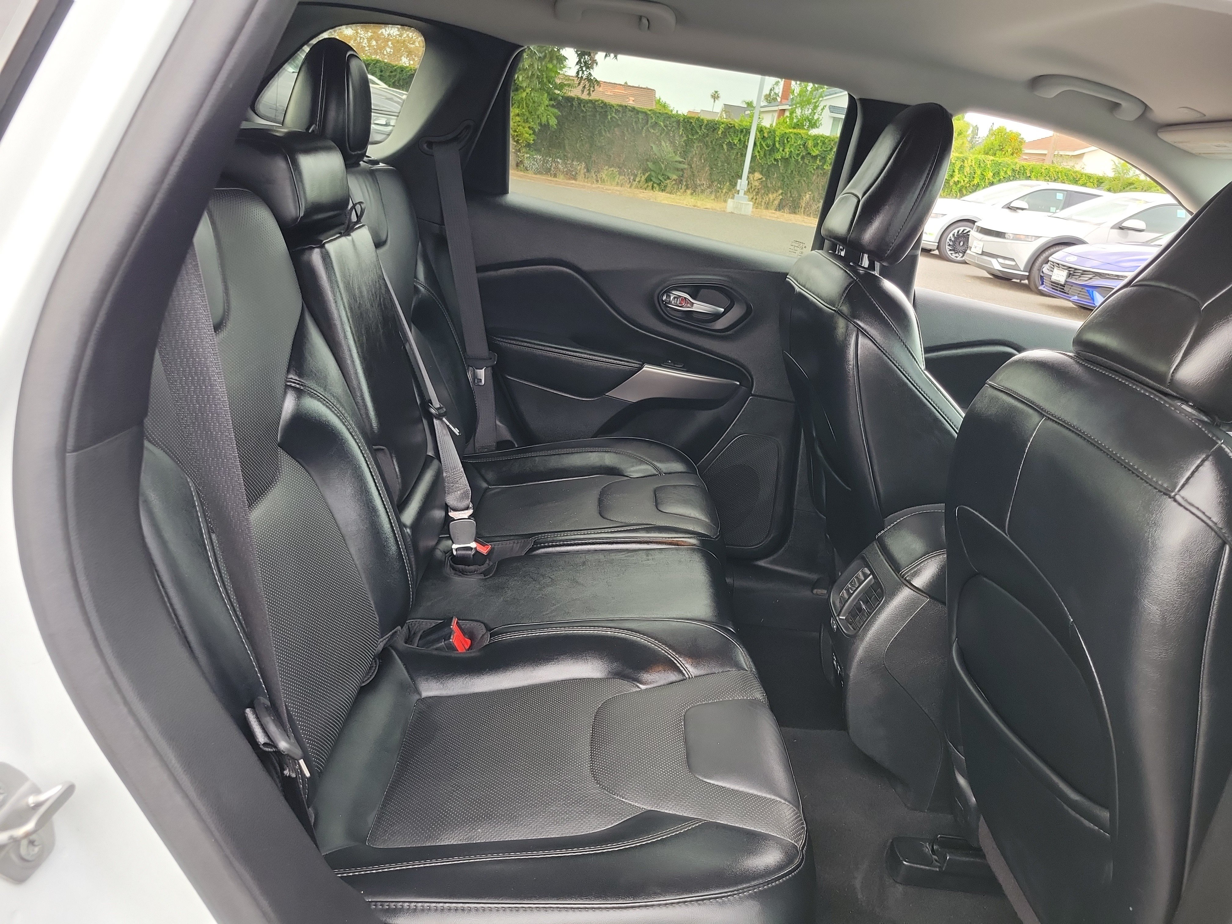 Used 2021 Jeep Cherokee Latitude Lux w/ Comfort/Convenience Group FWD image 22