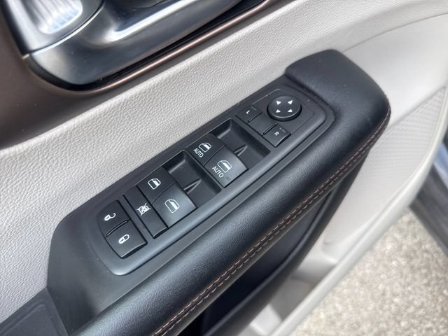 Used 2019 Chrysler Pacifica Touring-L FWD image 10