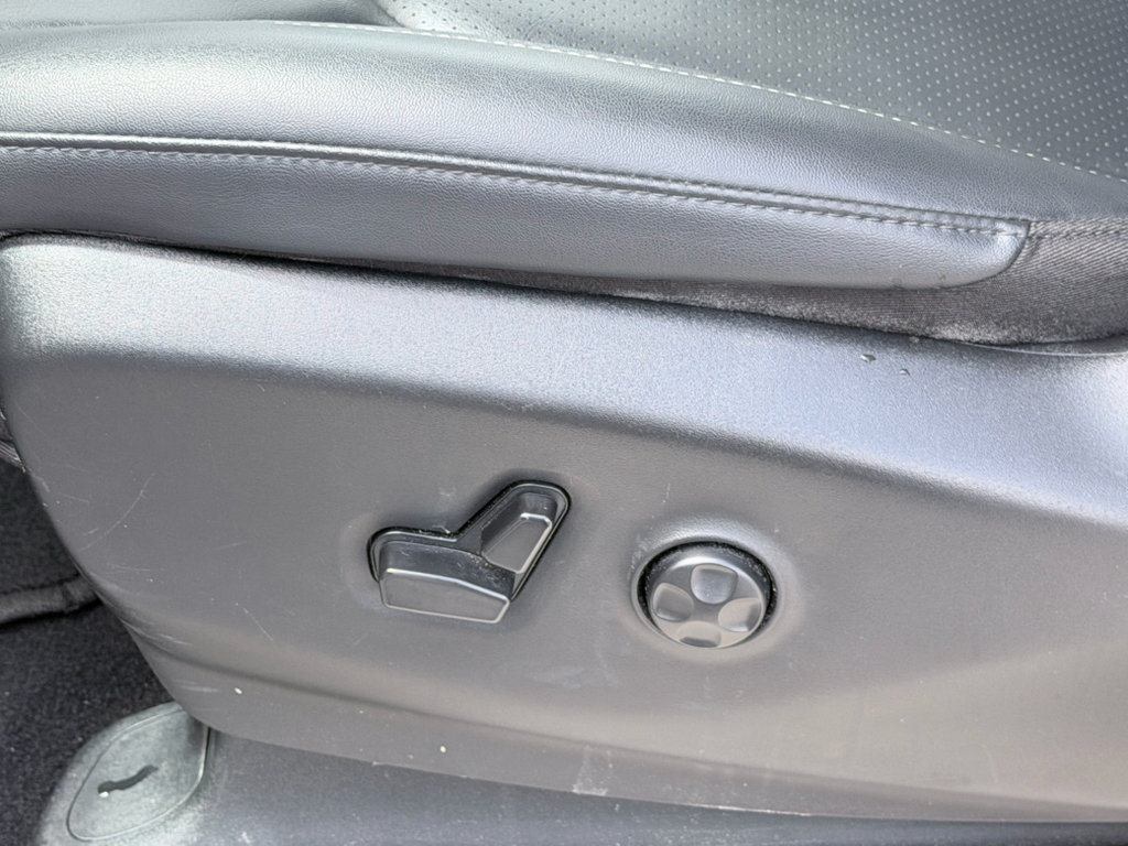 Used 2024 Chrysler Pacifica Touring-L FWD image 22