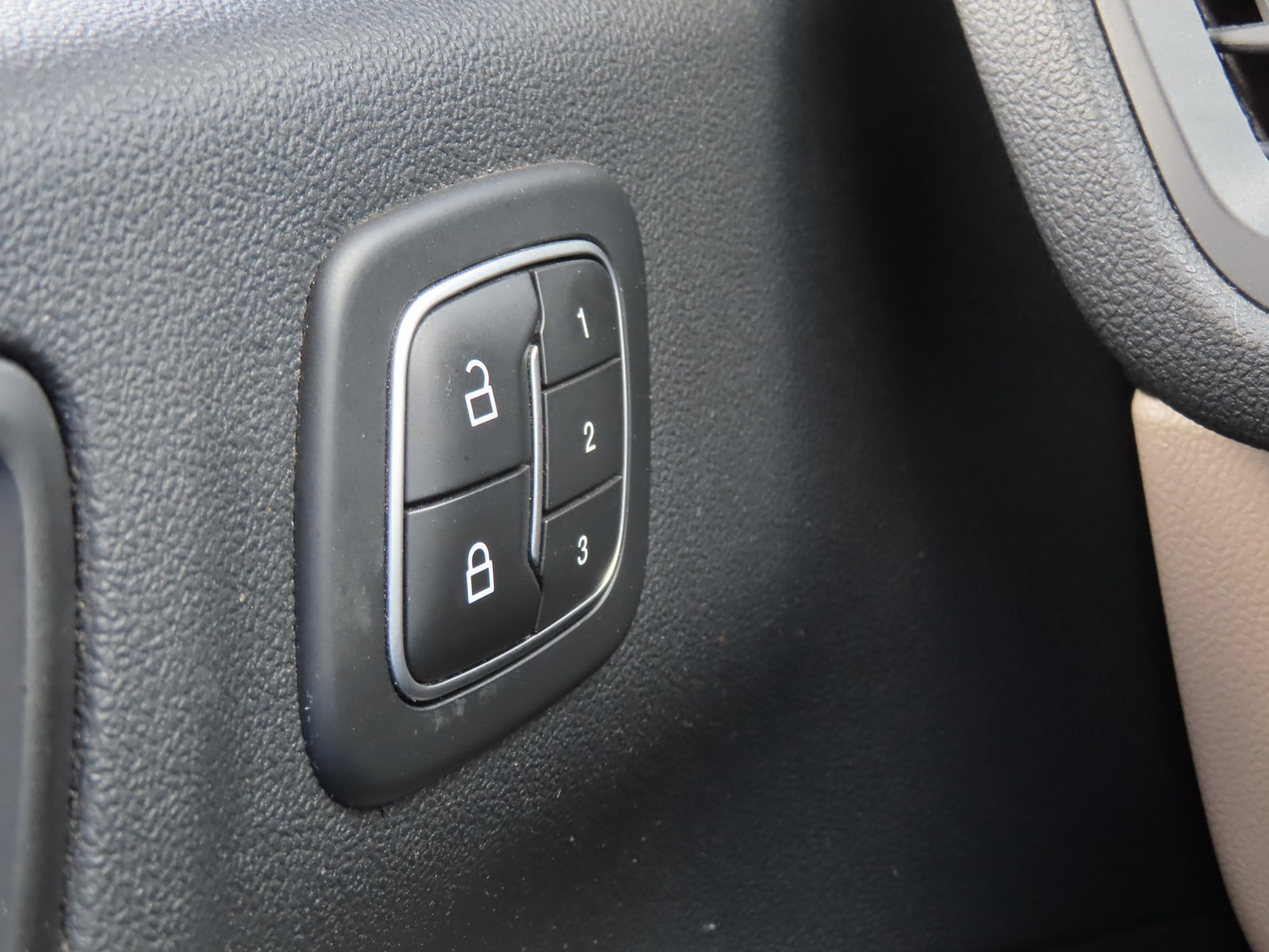 Used 2020 Ford Escape Titanium AWD/4WD image 27
