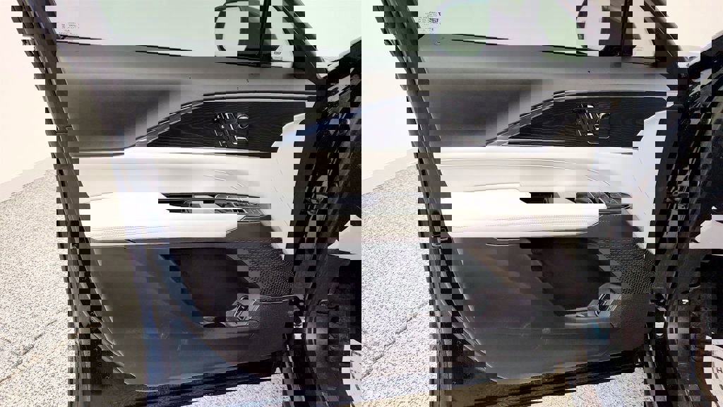 Used 2024 Cadillac Lyriq Luxury image 11