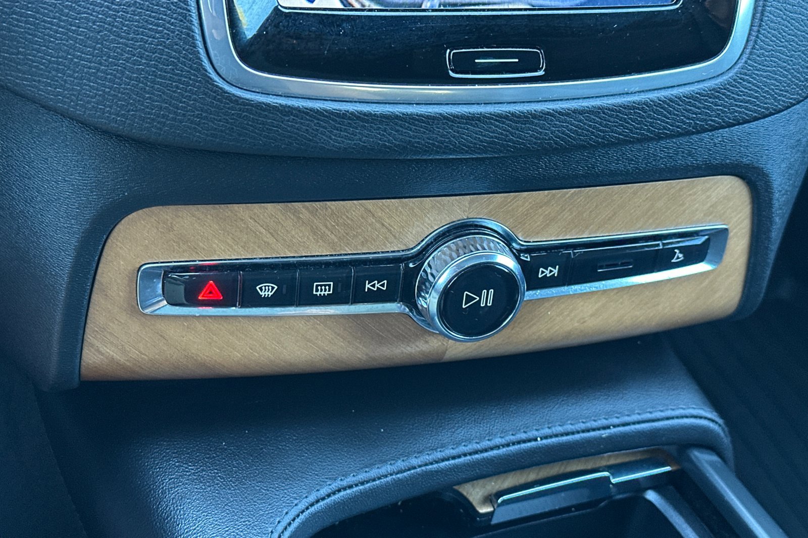 Certified 2023 Volvo XC90 B5 Plus AWD/4WD image 26