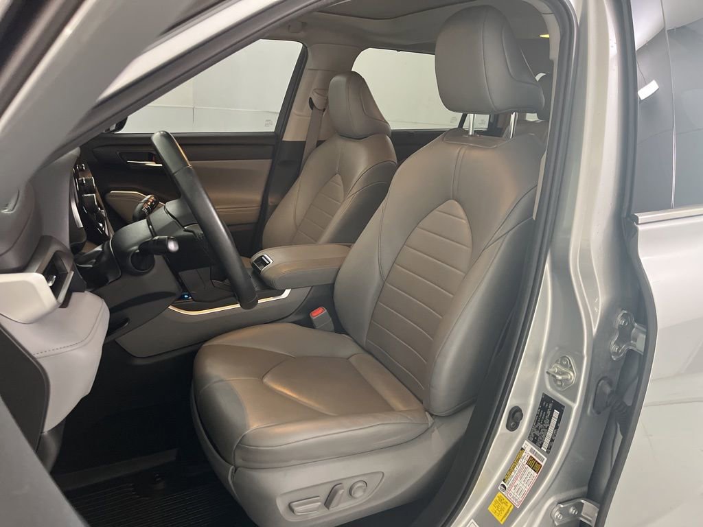 Used 2022 Toyota Highlander XLE AWD/4WD image 19