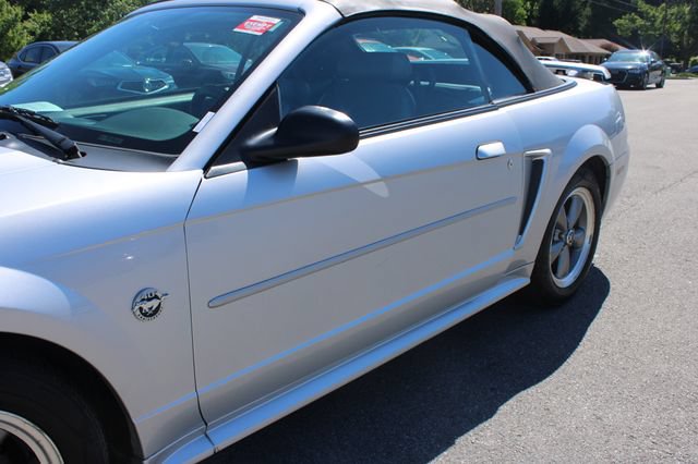Used 2004 Ford Mustang Convertible RWD image 31