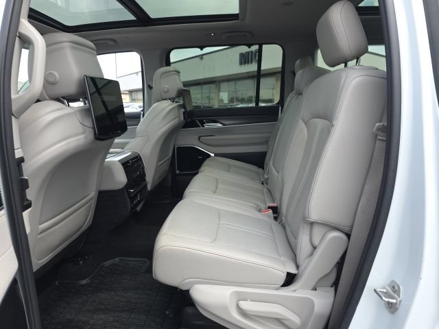 Used 2024 Jeep Wagoneer Series III w/ Premium Group I AWD/4WD image 35
