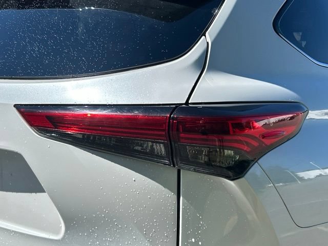 Used 2022 Toyota Highlander XLE AWD/4WD image 11