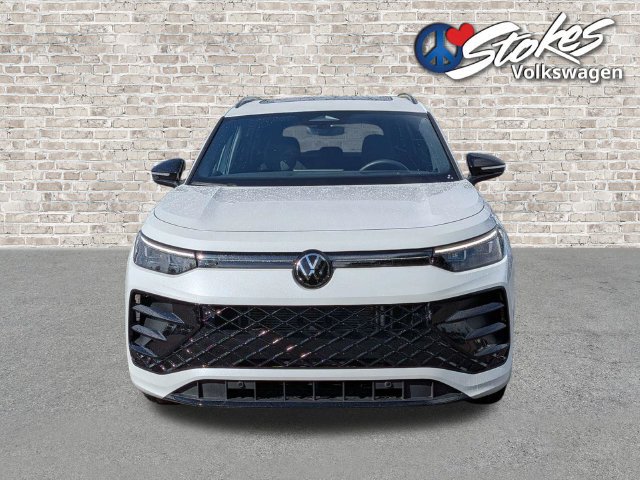 Certified 2025 Volkswagen Tiguan SE R-Line FWD image 9