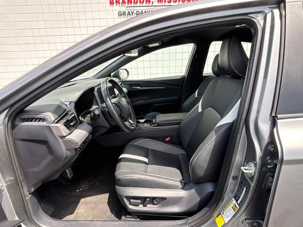 Used 2025 Toyota Camry SE FWD image 4