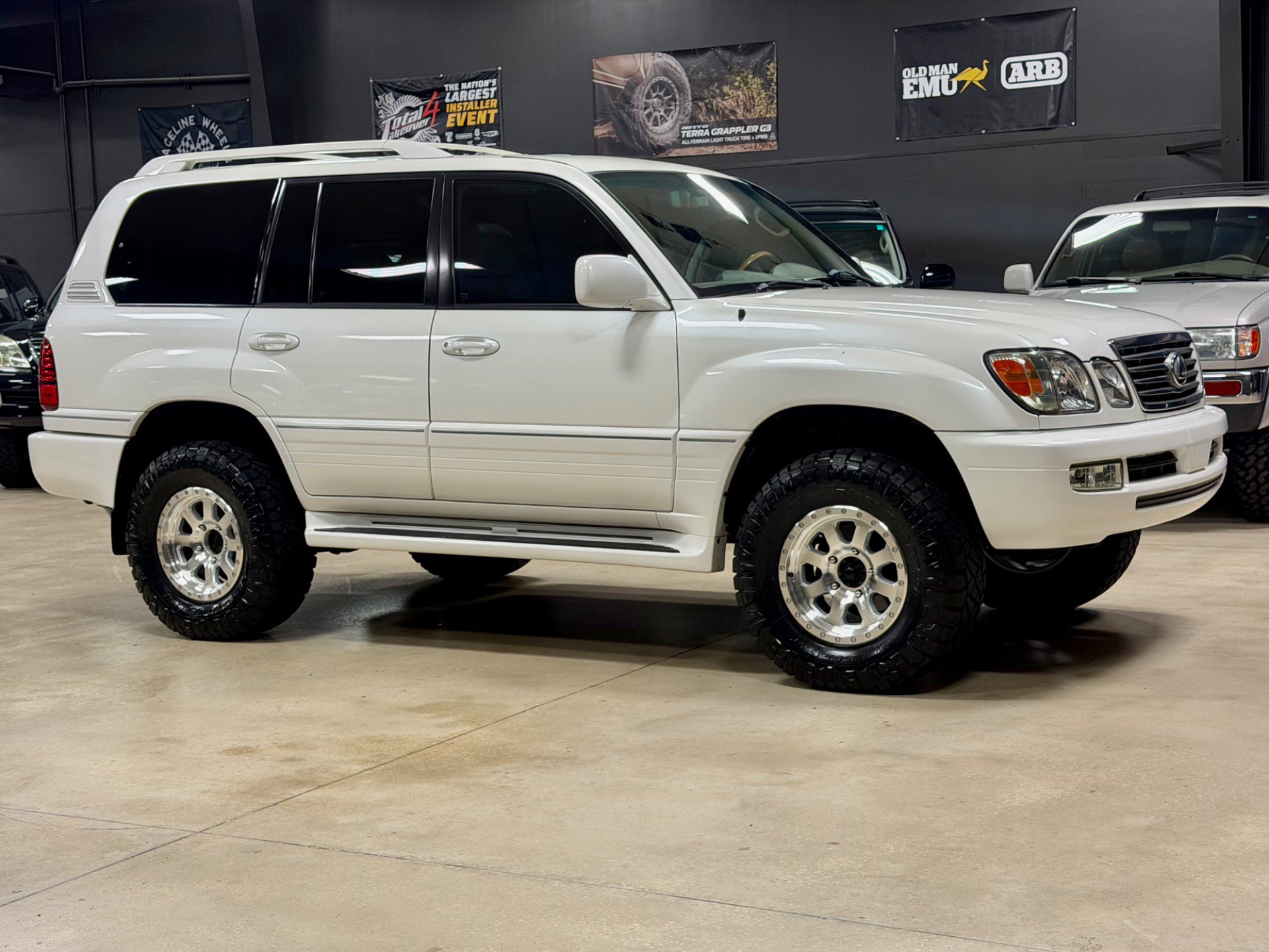 Used 2006 Lexus LX 470 4WD w/ Preferred Accessory Pkg image 4
