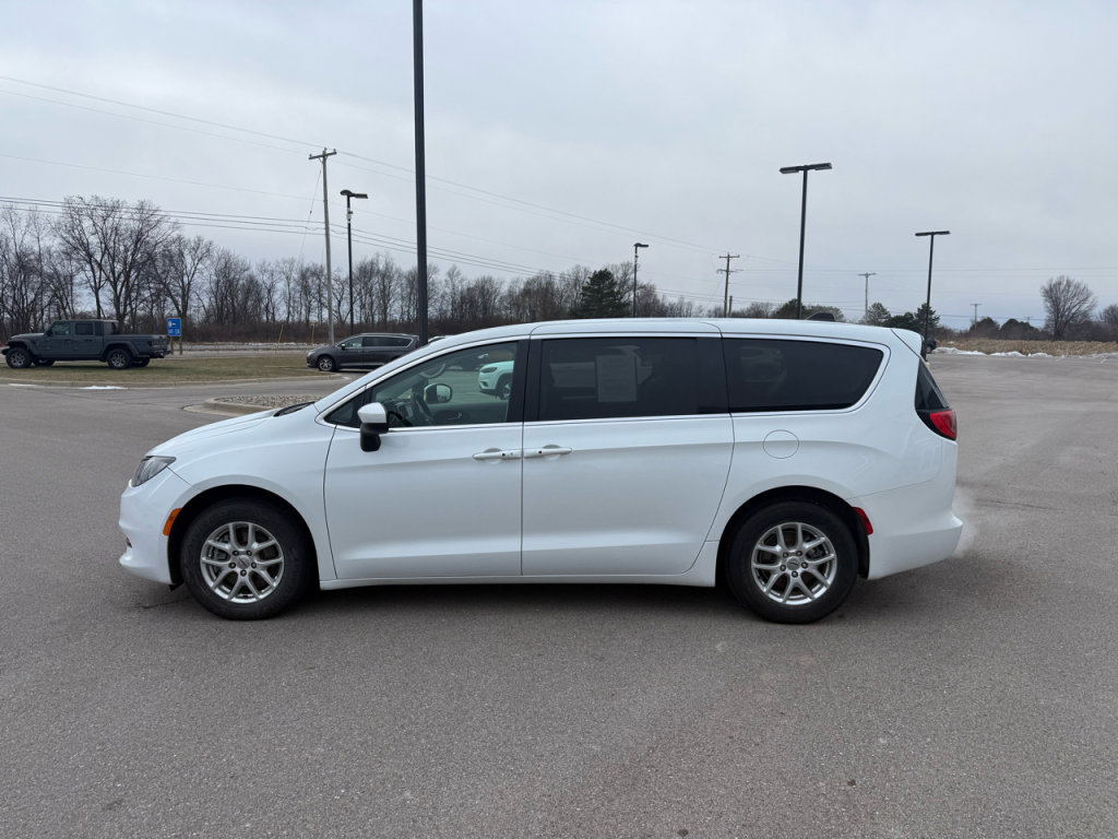 Used 2023 Chrysler Voyager LX image 6