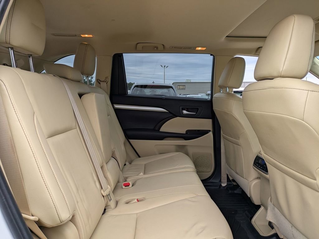 Used 2019 Toyota Highlander SE image 31