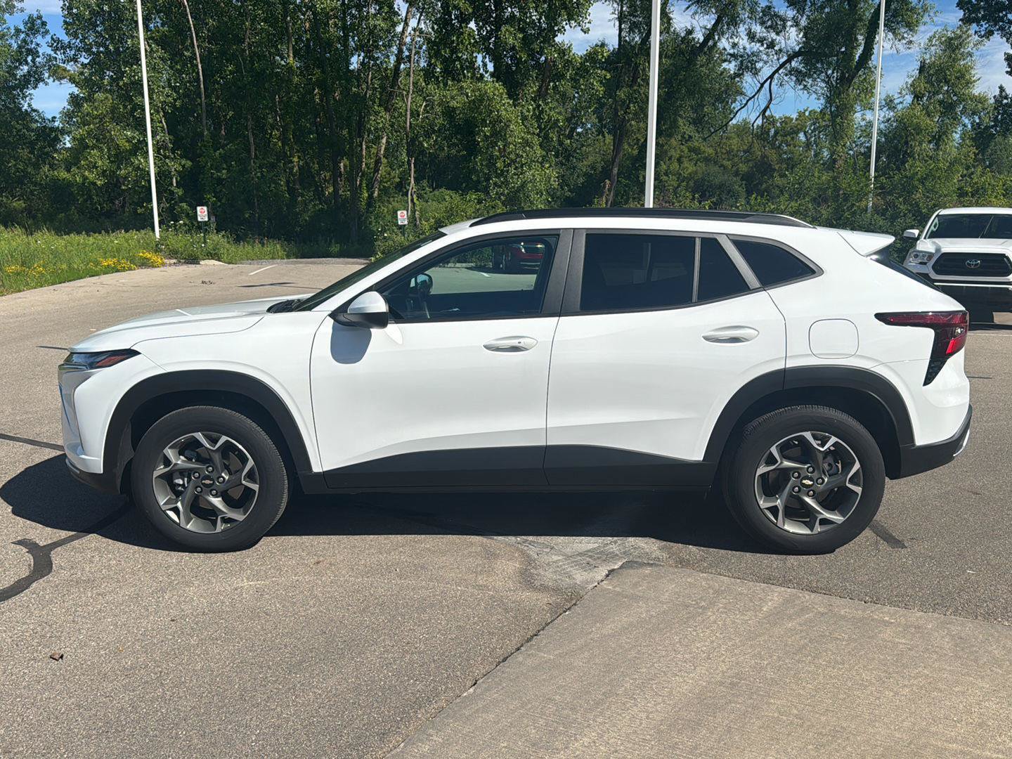 Used 2024 Chevrolet Trax LT w/ Driver Confidence Package FWD image 2